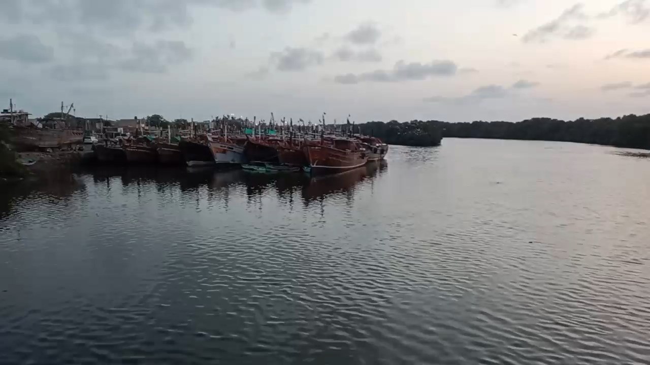  પાંચ દિવસ માટે રાજ્યમાં વરસાદને લઈને વોર્નિંગ આપવામાં આવી છે. પાંચ દિવસ માછીમારોને વોર્નિંગ આપવામાં આવી છે જેમાં માંડવી (કચ્છ), મુંદ્રા, ન્યૂ કંડલા, નવલખી, જામનગર, સલાયા, ઓખા, પોરબંદરના માછીમારોને તથા મૂળ દ્વારકા, વેરાવળ, દીવ, પીપાવાવ, વિક્ટર, ભાવનગર, અલંગ, ભરૂચ, દહેજ, મગદલ્લા, દમણના માછીમારોને વોર્નિંગ આપવામાં આવી છે. આ વોર્નિંગ તારીખ 7, 8 અને 9 જુલાઈ માટે અપાઈ છે.