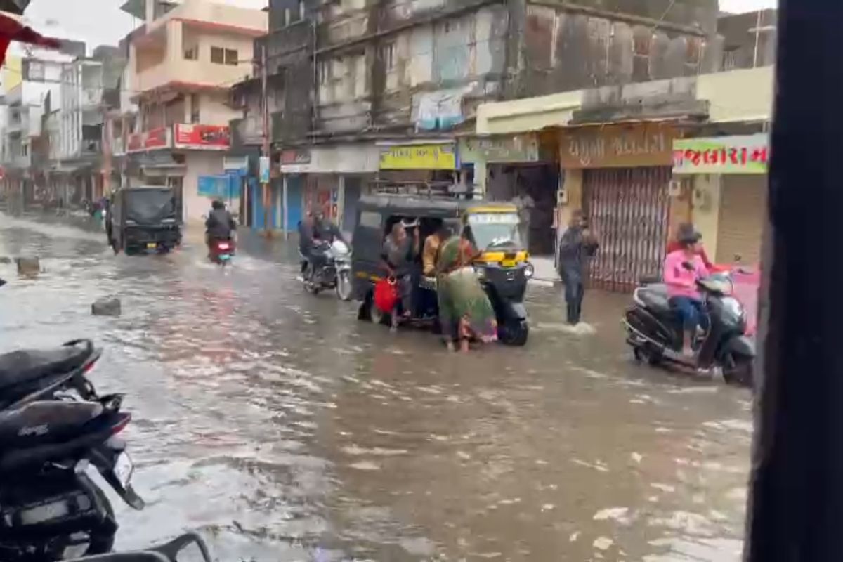  ગીર સોમનાથ જિલ્લામાં પણ ભારે પવન સાથે ધોધમાર વરસાદ શરૂ થયો હતો. ઉલ્લેખનીય છે કે, દરિયામાં ગઈકાલ કરતાં વધુ કરંટ જોવા મળી રહ્યો છે. આ ઉપરાંત દરિયામાં 20 ફૂટ જેટલા ઊંચા મોજા ઉછળી રહ્યા છે.