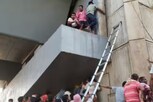 OMG: બ્રિજના બે પિલર વચ્ચે ફસાયું બાળક, 22 કલાકમાં 35 ઓક્સિજનના બાટલા વાપરી નાખ્યા