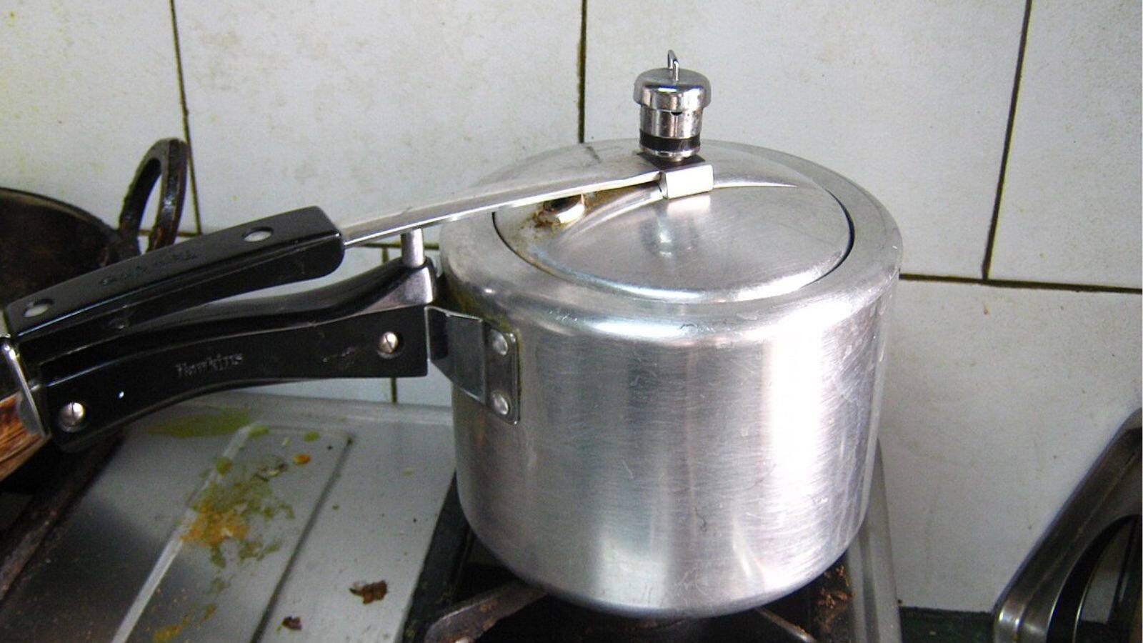 દાળ બનાવતી વખતે પીળા થયેલા કુકરને આ રીતે સાફ કરી, ચાદીને જેમ ચમકવા