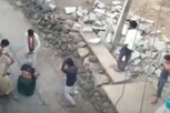 VIDEO: પાડોશી મહિલાને ટગર ટગર જોયા રાખતા યુવકને લઈને થયો હોબાળો, ધોકા લઈને તૂટી પડ્યાં