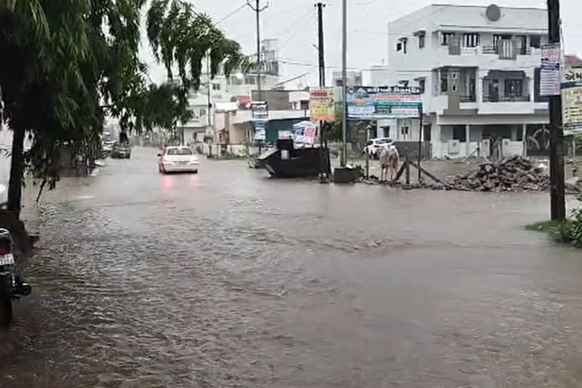  વિભુ પટેલ, અમદાવાદ: મોચા અને બિપોરજોય વાવાઝોડાએ ચોમાસાની ગતિવિધિઓને ગૂંચવી નાંખી હતી. કારણ કે, ચોમાસું 11 જૂનથી મહારાષ્ટ્રના છેડે અટવાયું છે. ચોમાસું આગળ વધે તેની રાહ જોવાઈ રહી છે. કેરળમાં ચોમાસું મોડું હતું અને ગુજરાતમાં પણ મોડું ચોમાસું (Gujarat Weather) આવી રહ્યું છે. ચોમાસના ગતિવિધિઓ પર હવામાન વિભાગ નજર રાખી રહ્યું છે. અમદાવાદ હવામાન વિભાગના ડાયરેક્ટર મનોરમા મોહંતીએ જણાવ્યું હતું કે, હજુ ચોમાસાની રાહ જોવી પડે તેવું લાગી રહ્યું છે. પરંતુ બંગાળની ખાડીમાં સિસ્ટમ બની છે, તેની રાહ જોઈએ છે.