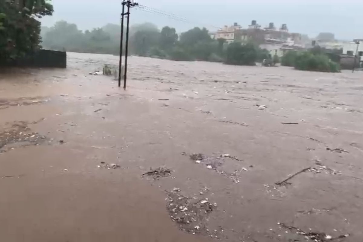 જૂનાગઢની સોનરેખ અને કાળવા નદીમાં મોટા પ્રમાણમાં પાણી આવ્યા છે. ઉપરવાસમાં ભારે વરસાદ પડવાથી બંને નદીમાં પૂર જેવી સ્થતિ પેદા થઈ છે.