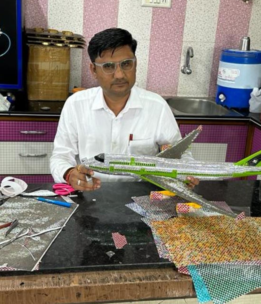  પીએમ મોદી આવતીકાલે હિરાસર એરપોર્ટનું લોકાર્પણ કરવા માટે આવી રહ્યાં છે.ત્યારે પીએમ મોદી માટે ઈમિટેશન માર્કેટના નિષ્ણાંત 30 કારિગરોએ 30 કલાકમાં એક ખાસ વિમાન ઈમિટેશનમાંથી બનાવ્યું છે. આ ખાસ વિમાન ઈમિટેશન એસોસિયેશનના કમિટી મેમ્બર આજે સાંજે કલેક્ટર અરૂણ બાબુને આપશે.