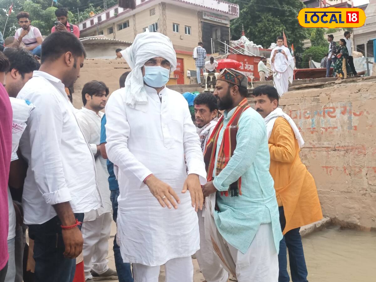 Headgear and face mask; Kaleen Bhaiya of Mirzapur was seen on the ghat of Varanasi માથા પર
