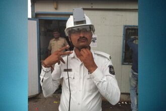  અમદાવાદ: ટેકનોલોજીનો વ્યાપ વધતા પોલીસ વિભાગ પણ હાઇટેક બનતું જાય છે અને એમાંય ટ્રાફિક વ્યવસ્થા સુધારવા માટે છેલ્લા કેટલાક સમયથી ટ્રાફિક વિભાગમાં અનેક વિવિધ ટેકનોલોજીનો ઉપયોગ કરવામાં આવી રહ્યો છે. બોડી વોર્ન કેમેરા બાદ ટ્રાફિક પોલીસને હવે ગરમીમાંથી મુક્તિ અપાવતા વાતાનુકુલિત હેલ્મેટ આપવામાં આવ્યા છે. જે ટ્રાફિક પોલીસને ગરમીમાંથી રાહત આપશે. સાથે-સાથે પ્રદૂષિત ધુમાડા અને ઉડતી રેતની ડમરીથી પણ બચાવશે.
