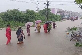   Narmada: In Narmada district, torrential rains are being seen all around since early morning.  Around 5 inches of rain has fallen in the district since morning.  Because of this, water has flooded in Kachiyawad, Durbar Road and Station Road areas of Rajpipala.  Along with Vadia village, it is the turn of the local people to face a lot of water inundated societies including Satyam Nagar Society, Rameshwar, Devanarayan, Dev Ashish.