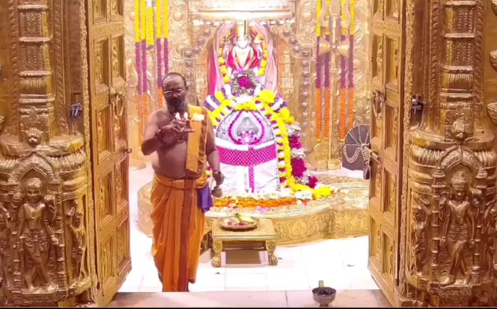 શ્રાવણના અંતિમ સોમવારે સોમનાથ મદાહેદનવા દર્શન માટે શ્રદ્ધાળુઓનું માનવ મેહરામણ ઉમટ્યું છે. વહેલી સવારે ચાર વાગ્યાથી સોમનાથમાં યાત્રિકોનો અવિરત પ્રવાહ શરૂ થયો છે. તો શ્રાવણના અંતિમ સોમવારે પાલખીયાત્રાને લઈને શ્રદ્ધાળુઓમાં અનેરો ઉત્સાહ પણ જોવા મળી રહ્યો છે. ભક્તિપૂર્ણ માહોલમાં યાત્રિકો દાદાના દર્શને આવી રહ્યા છે.