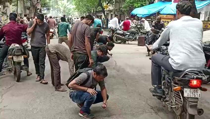 નોંધનીય છે કે, રશિયન રફની સપ્લાયમાં મોટો ઘટાડો નોંધાતા સુરતનો હીરા ઉદ્યોગ હાલ મંદીમાંથી પસાર થઈ રહ્યો છે. જેના કારણે લાખો રત્ન કલાકારોને પૂરતું કામ ન મળવાના કારણે મુશ્કેલી ઊભી થઈ છે. એટલું જ નહીં પરંતુ નાના હીરા ઉદ્યોગકારોમાં હાલ ચિંતાનું મોજુ ફરી વળ્યું છે.