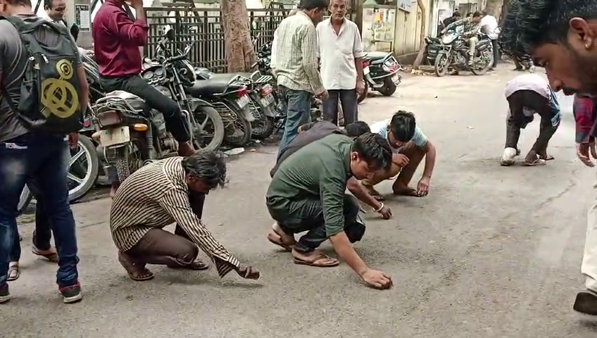 સુરત: પેટ્રોલ, દૂધ કે શાકભાજી ઢોળાઈ જાય તો લોકો તેની લૂંટ ચલાવતા હોય તેવા દ્રશ્યો અતિ સામાન્ય છે, પરંતુ સુરતના મીની બજાર વિસ્તારમાં હીરા વેરાયા અને તેને વીણવા લોકોએ પડાપડી કરી હતી. હીરા ઉદ્યોગમાં આવેલી મંદીથી વેપારીએ રોષમાં આવી જાહેર માર્ગ પર હીરા ફેંકી દીધા હતા અને જેના બાદ મોટી સંખ્યામાં લોકોએ રસ્તા પર હીરાની લૂંટ ચલાવી હતી. સાથે અમૂક લોકો તો રસ્તા પર હીરાની ચકાસણી કરતા પણ દેખાયા હતા. સ્થાનિકોના મતે લેબગ્રોન અથવા અમેરિકન હીરા હોવાનું અનુમાન છે.