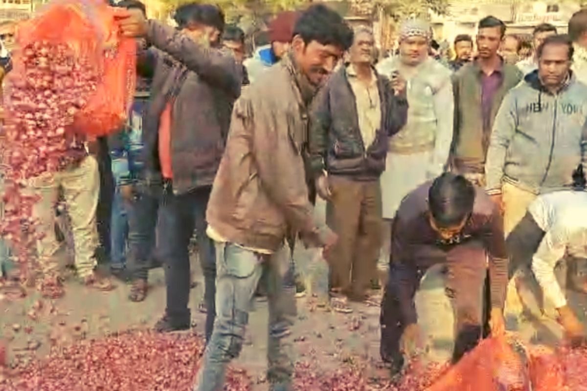 માર્કેટ યાર્ડના મેઈન ગેટ આગળ ડુંગળી ફેંકી ખેડૂતોએ ગેટ બંધ કરી વિરોધ પ્રદર્શન કર્યું