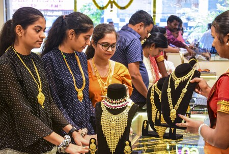 સતત તેજી વચ્ચે સોના ચાંદીના ભાવમાં ઘટાડો થતા રાહત, જાણો તમારા શહેરમાં શું  છે કિંમત - Gold Silver Price in ahmedabad and rajkot Today Business