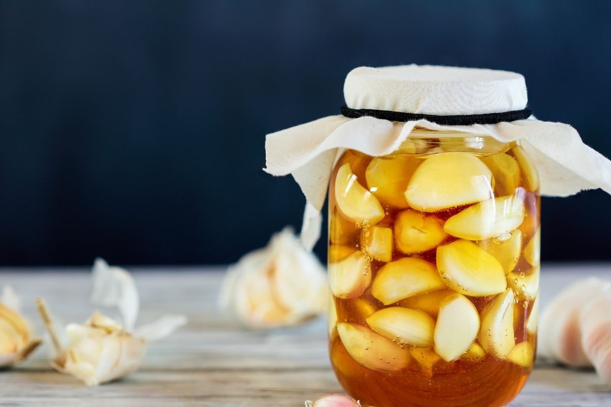 शहद में भिगोए लहसुन के फायदे हाई ब्लड प्रेशर और मोटापे से छुटकारा दिलाएं शहद में भिगोए लहसुन के फायदे हाई ब्लड प्रेशर और मोटापे से छुटकारा दिलाएं