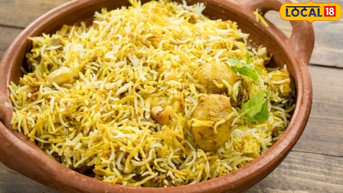     આ રીતે અલુ ડમ બિરયાની: આલુ બિરયાની બનાવવા માટે, પહેલા એક પ pan ન લો અને તેમાં થોડું તેલ ગરમ કરો. આ ગરમ તેલ અને ફ્રાયમાં બટાકાની ટુકડા ઉમેરો. આ બટાકામાં મીઠું, કીની અને હળદર ઉમેરો. તે કરવું તે સ્વાદિષ્ટ લાગે છે. એક બાઉલમાં દહીં લો.