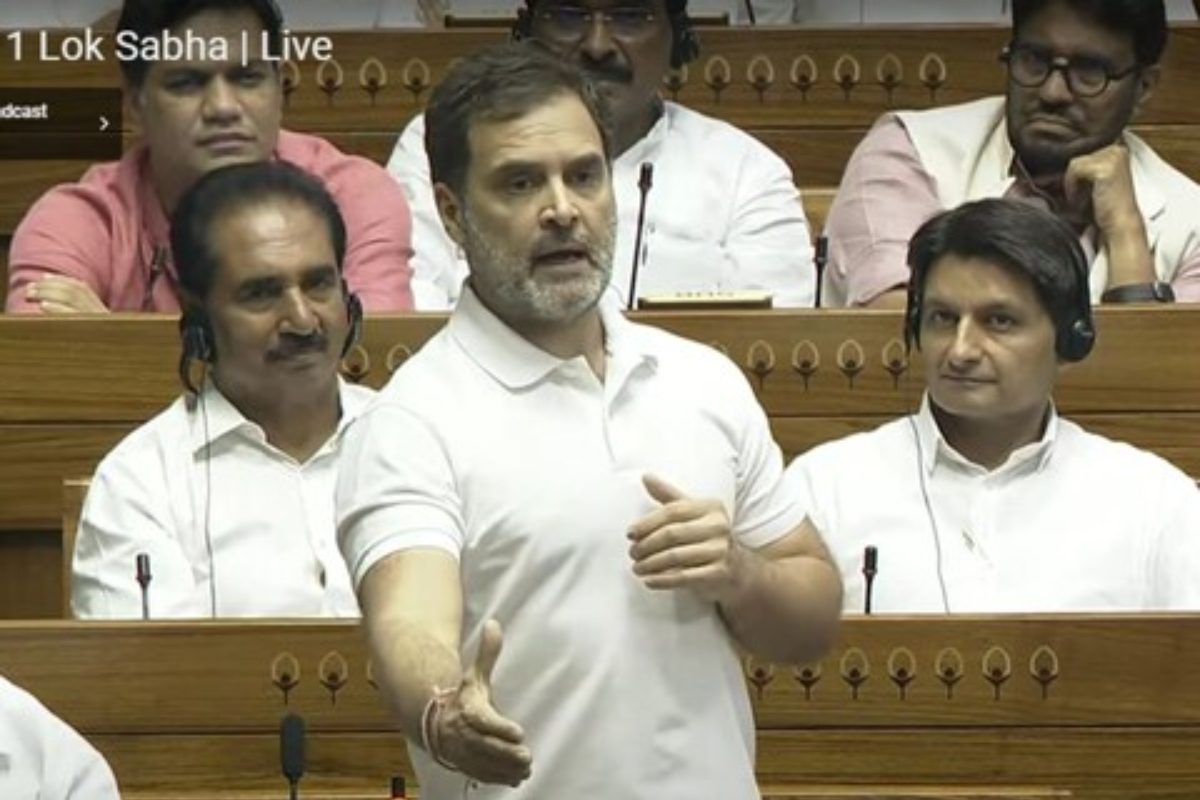 आप मुझसे मिलते हैं तो झुकते नहीं और पीएम मोदी से मिलते हैं तो क्यों झुकते हैं? राहुल गांधी ने ओम बिरला पर लगाया आरोप आप मुझसे मिलते हैं तो झुकते नहीं और पीएम मोदी से मिलते हैं तो क्यों झुकते हैं? राहुल गांधी ने ओम बिरला पर लगाया आरोप