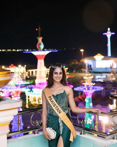 Indian Pakistani Ramp Model પાકિસ્તાની મોડલે બિકીનીમાં કર્યું રેમ્પવોક, જોઈને ભડકી ઉઠ્યા કટ્ટરપંથી ...