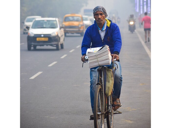   According to information provided by the Meteorological Department, Gujarat's lowest temperature was recorded at 12 degrees on Tuesday. With this, the temperature was recorded at 12.5 degrees in Gandhinagar, 13.4 in Deesa, 14 degrees in Ahmedabad, 15.8 in Rajkot and Vadodara and 18 degrees in Surat. According to him, the minimum temperature of Ahmedabad was 14.0 while the maximum temperature was 33.4. The wind direction is blowing from northwest to north. People are experiencing a double season experience.