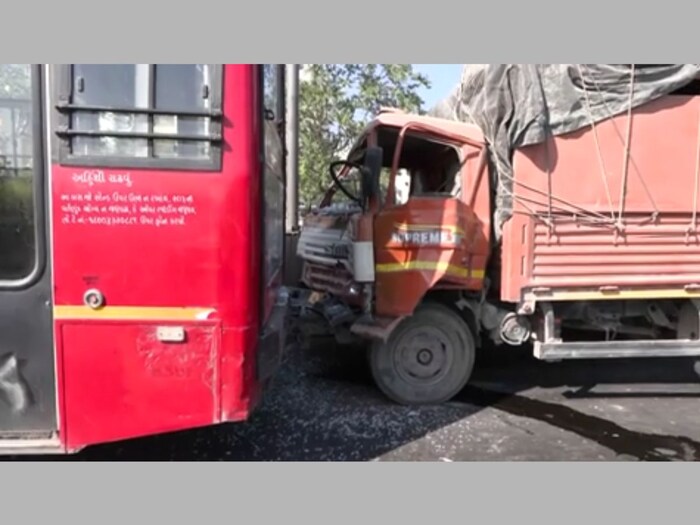   Ahmedabad: A strange accident has occurred on the city's Ghodasar Bridge. The accident occurred while towing the AMTS bus closed on the Ghodasar Bridge. Two foremen were crushed between the bus while the truck collided with the truck while towing. Two foremen have died as they arrived in the middle of the bus.