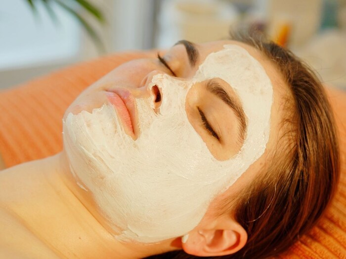     To make the face scar free, you can get the help of home remedies, such as milk butter, raw turmeric and white sandalwood face pack.
