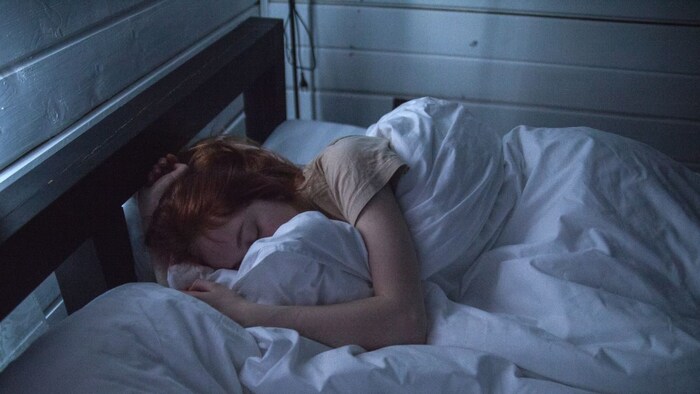     If a person sleeps on the right or left, it is believed that such people are emotional, gentle and trusting others. People who sleep on the side have a deep understanding of relationships and give great importance to family and friends. However, people who sleep on the sidewalk sometimes have problems with becoming emotional.