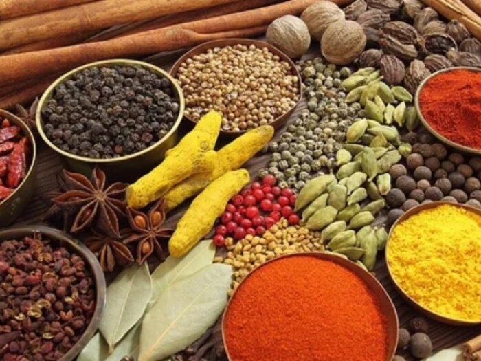 Since the taste of the karela is bitter, do not put a strong whole spice. Do not add whole spices like cinnamon, black pepper, nutmeg, cloves in any karela recipe, otherwise the taste will be sharp, bitter and will not be eaten.