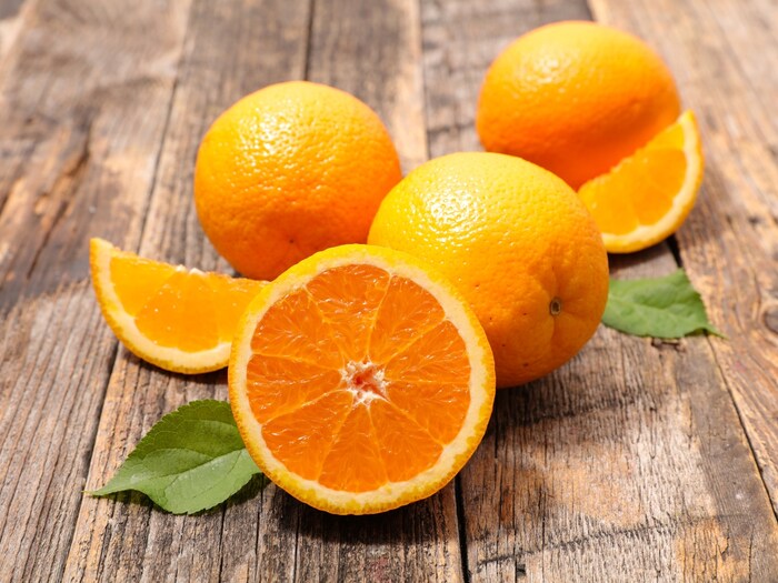 In addition, both fruits are full of vitamin C and help to strengthen the immune system. However, Kinnu has more sugar than orange, which makes it more sweet to taste. If you want to lose weight, orange is a good option because it has less sugar and more fiber. If you like salt fruits and you want to eat more juicy fruits, Kinnu is a good option. On the other hand, orange is good for digestion because it has more fiber, which keeps digestion healthy and helps Kinnu faster energy, so it is good to eat it after exercise.