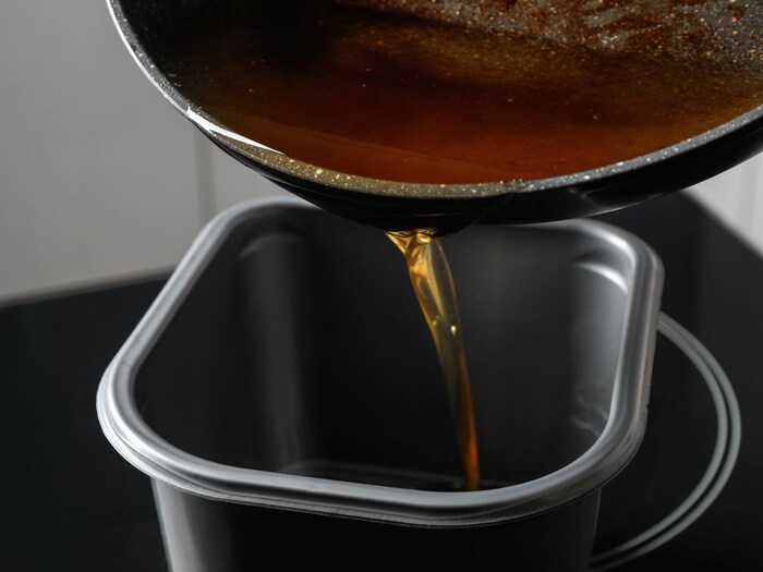     Is it safe to eat burned oil again? First of all, let us know that eating burned oil can be harmful to health. When the oil is heated too much, 'free radicals' and 'toxic compounds' emerge from it, which can increase the risk of diseases such as swelling, heart disease and cancer in your body. But if the oil is only burned and the food is burnt, you can filter it by adopting some simple home remedies. Just be aware that such oil is only 1 or 2 times, not frequent.