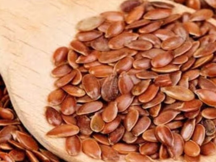     Lazy seeds contain polyunsaturated fatty acids such as lignans, fiber, protein and omega-3. These seeds are full of good fat, antioxidants, proteins and fibers. This reduces the amount of bad cholesterol in the body and keeps the heart healthy. These seeds also help control the amount of sugar in the blood and reduce the problem of constipation.