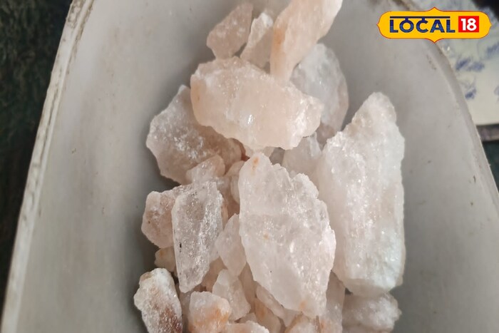     Pink Salt, known as Himalayan Senda Namk and Sindhu Salt, is many beneficial for health. It eliminates gas, acidity and stomach problems by stimulating digestive enzymes. Increasing the body's metabolism helps in weight control and facilitates the detox process. Pink maintains the balance of salt electrolytes, protects against dehydration and keeps the skin hydrated. Its minerals removing skin problems like acne, eczema, make the skin glow. Being full of magnesium, it reduces stress, improves sleep quality. In addition, Pink balances the blood pressure, maintains the health of the heart, and strengthens its magnesium-calcium bones, protecting from osteoporosis.