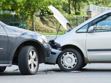 In a business collided between two cars (symbolic photo)