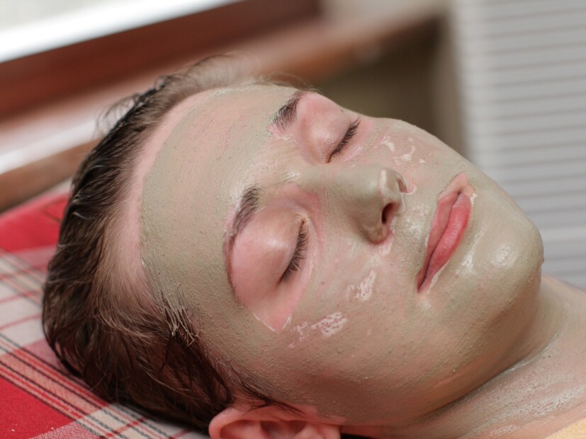 Face Mask: If your skin needs moisture and shine, mix it with papaya, honey, aloe vera, yogurt, egg white, lemon or tomato pulp. It makes the skin moisturized and bright.
