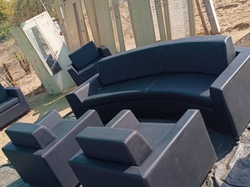 અહીં લોકો સસ્તું અને ગુણવત્તાવાળું ફર્નિચર મેળવવા આવે છે. આ ફર્નિચરમાં કબાટ, ટેબલ, ખુરશી, બેડ અને અન્ય લાકડાના સામાનનો સમાવેશ થાય છે, જે ખૂબ જ સસ્તું અને જૂનું હોવા છતાં મજબૂત અને ટકાઉ છે. લોકો આ જૂના ફર્નિચરને ખરીદે છે, તેને રિનોવેટ અને કલર કરીને ફરીથી પોતાના ઘર માટે ઉપયોગમાં લે છે. અહીં લોકો સસ્તું અને ગુણવત્તાવાળું ફર્નિચર મેળવવા આવે છે. આ ફર્નિચરમાં કબાટ, ટેબલ, ખુરશી, બેડ અને અન્ય લાકડાના સામાનનો સમાવેશ થાય છે, જે ખૂબ જ સસ્તું અને જૂનું હોવા છતાં મજબૂત અને ટકાઉ છે. લોકો આ જૂના ફર્નિચરને ખરીદે છે, તેને રિનોવેટ અને કલર કરીને ફરીથી પોતાના ઘર માટે ઉપયોગમાં લે છે.