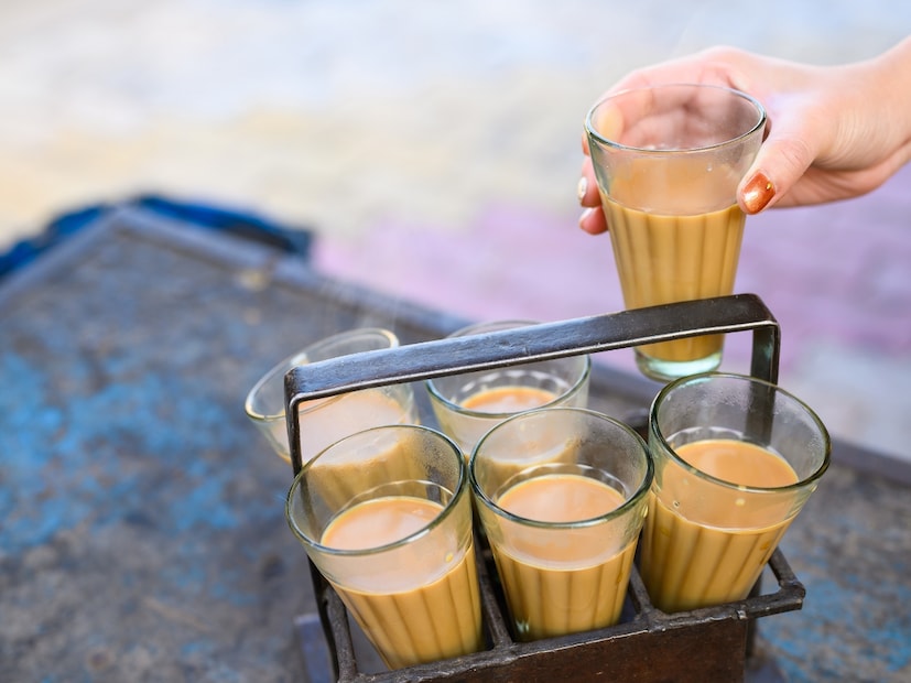 First of all, know that drinking empty stomach tea should be avoided. As soon as you wake up in the morning, first drink a glass of warm water or lemon-honey, so that the body's metabolism is active and the stomach is slightly cleaned. Only then drink tea, even less sugar. If you drink milk tea, you can also add spices such as ginger, basil, cardamom or cinnamon, which helps digest and make tea healthy.