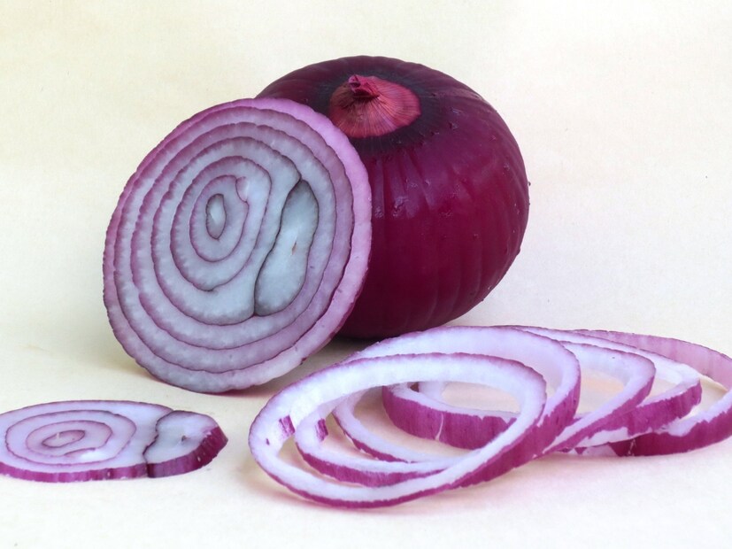 Scientists believe that onion extracts can be considered the most easily available and cheapest drug to control diabetes. In this research, experts gave onion extracts to rats suffering from diabetes at 200, 400 and 600 mg per kilogram of body weight. The results were very good, which also surprised scientists. Blood sugar levels of rats dropped by 50% to 400 mg per kilogram, while sugar levels dropped by 35% to 600 mg per kilogram.