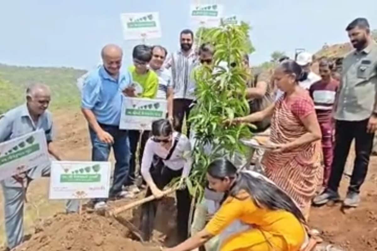 ધારીના ગીર દુધાળા ગામે અમદાવાદ પ્લેન ક્રેશના મૃતકોને અનોખી શ્રદ્ધાંજલી અર્પણ