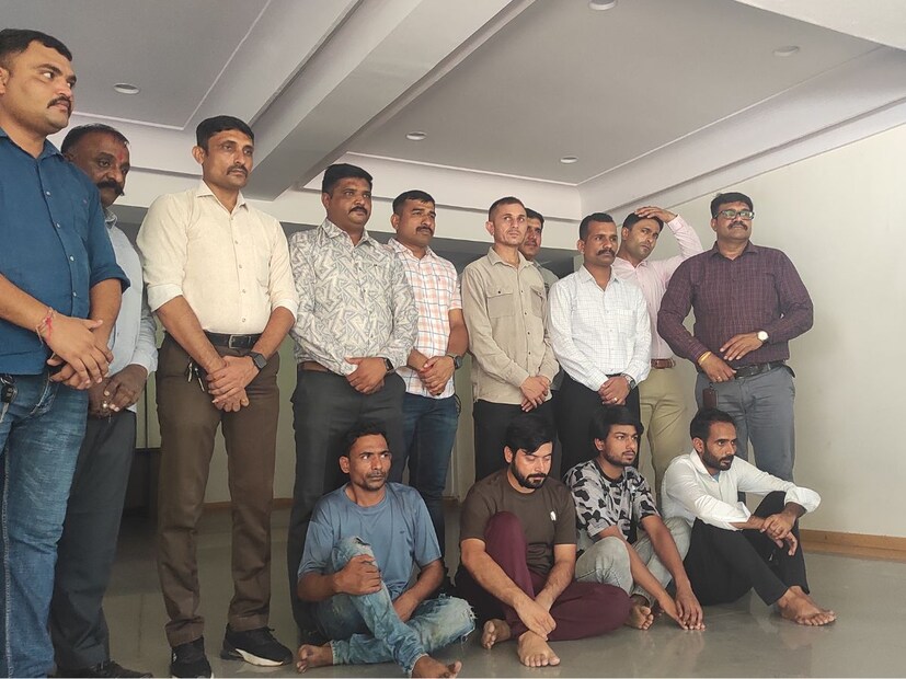  ગાંધીનગર તેમજ અમદાવાદ શહેરના મેટ્રો લાઇનની કેબલ ચોરી ઉપરાંત મહારાષ્ટ્ર, દિલ્હી, પુણે જેવા મેટ્રો સ્ટેશનના કેબલ ચોરી કરતી ગેંગને ગાંધીનગર પોલીસે પકડી લીધી છે. આ ગુનેગારોની ચોરી કરવાની મોડસ ઓપરેન્ડી અંગે ગાંધીનગરના પોલીસ અધિક્ષક રવિ તેજા વાસમશેટ્ટીએ જણાવ્યું કે મેટ્રો ટ્રેન ટ્રેક પરથી વાયરની ચોરી કરતી ગેંગના 100થી વધુ ગુના છે. જેમાં ગુજરાતમાં કોબા, વેજલપુર અને શાહપુરમાં કુલ ત્રણ ગુના દાખલ થયેલા છે. આ ગેંગના પકડાયેલા ચાર આરોપીઓ પાસેથી કુલ મળી 35 ગુનાની વિગત પોલીસ પાસે મળી છે. કલોલમાંથી ચાર આરોપીઓને 8 લાખના મુદ્દામાલ સાથે ઝડપી લીધા છે. આગામી તપાસમાં હજુ બીજા અન્ય ગુનાઓ ડિટેક્ટ થશે.