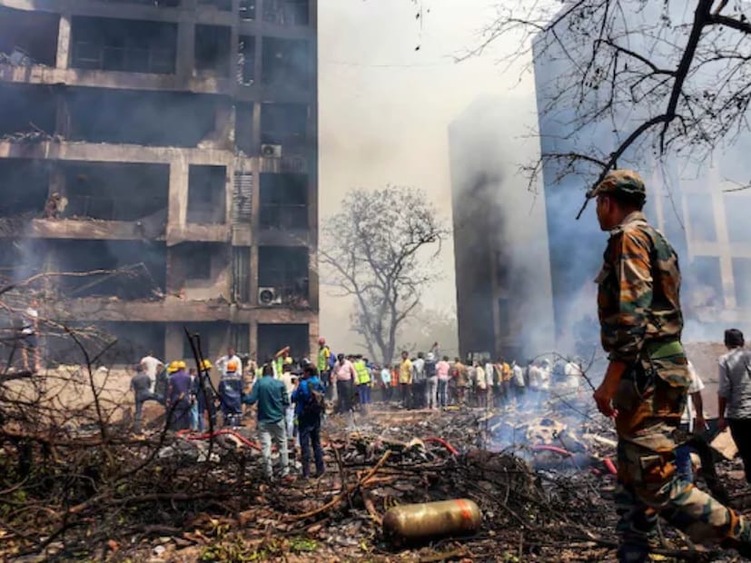   As you can tell, Air India's Dreamliner plane had a total of 242 people, with 230 passengers, 10 crews and two experienced pilots. A single passenger on the plane could be miraculously rescued. Who is currently undergoing treatment at the hospital. Gopal Shastri Vyas made a shocking prophecy in the Facebook post on May 31, 13 days before the incident. He had already stated that a dangerous accident could occur. He wrote in his post, "After June 7, there will be a plane crash in several countries, including India. Such a country, India, America, China, France, the UK's large and famous person, also killed in a plane crash or in general (army officer)." People are shocked after such a strong prophecy.