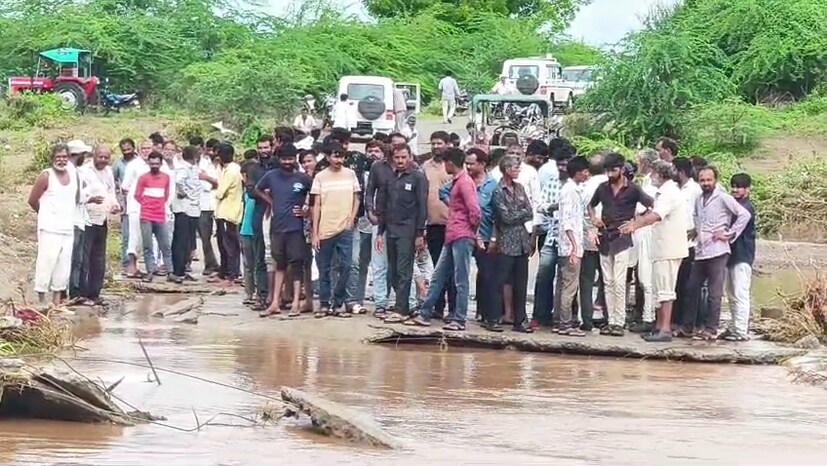A car was swept away by a flash flood in Rajula Jolapuri River one person died