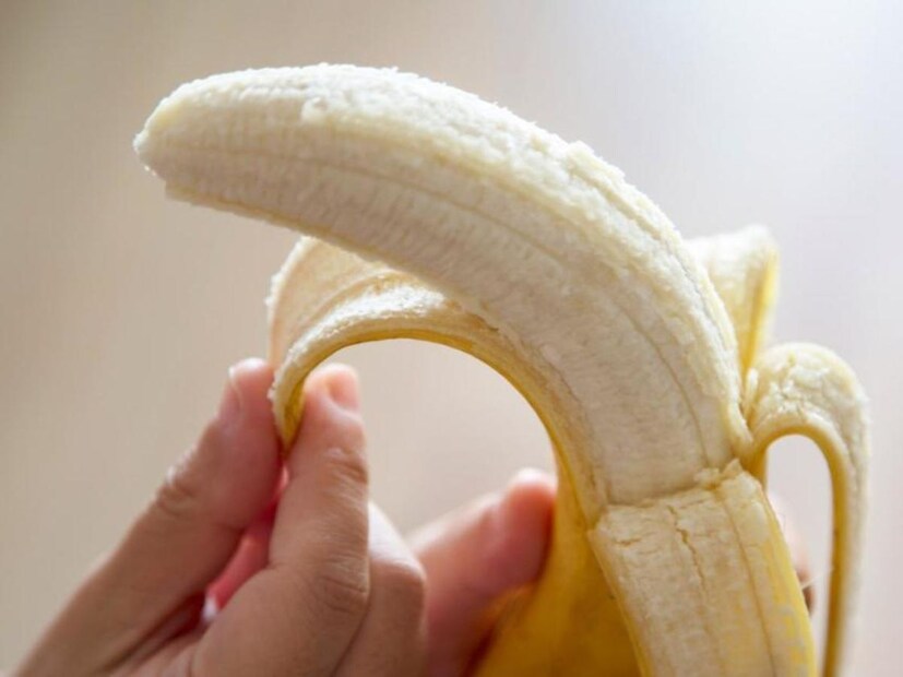     Bananas: Bananas also contain potassium, which can help adjust the pH level in the stomach. Eat 2-3 bananas a day to regularize and relieve constipation. If one thing be careful, these bananas should be eaten only when they are completely ripe, because raw bananas contain resistant starch, which in some people can increase the problem of bloating or slow down the digestion.
