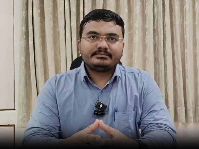  આ ગંભીર ઘટના મામલે શ્રી દ્વારકાધીશ મંદિર ટ્રસ્ટના વહીવટદાર હિમાંશુ ચૌહાણે મીડિયા સમક્ષ જણાવ્યું કે, 'મંદિર ટ્રસ્ટ દ્વારા કોઈપણ પ્રકારની "VIP દર્શન" વ્યવસ્થા કરવામાં આવતી નથી. જેથી લોકોને આવી ભ્રામક એપ્લિકેશન, ચેનલ કે મોબાઈલ નંબરો પર ભરોસો ન કરવો જોઈએ.' તેમણે વધુમાં કહ્યું કે, મંદિર સંબંધિત સાચી માહિતી ફક્ત અધિકૃત વેબસાઈટ www.dwarkadhishji.org પર જ ઉપલબ્ધ છે. આ સાથે, તેમણે મંદિરના અધિકૃત વોટ્સએપ નંબર 9215914080 અને બારકોડ દ્વારા સ્કેન કરી યુ-ટ્યુબના માધ્યમથી ઘરે બેઠા ભગવાનના દર્શન લઈ શકો છો, તેવી માહિતી શેર કરી છે.