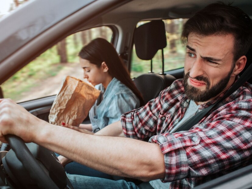 Symptoms of motion sequence usually appear in the form of vomiting, dizziness, headache, sweating and sometimes mild fatigue. When this problem increases, the person experiences weakness in the leg and tries to relax. This condition can ruin not only physically, but also mental state, as constant vomiting and dizziness can increase anxiety and stress.