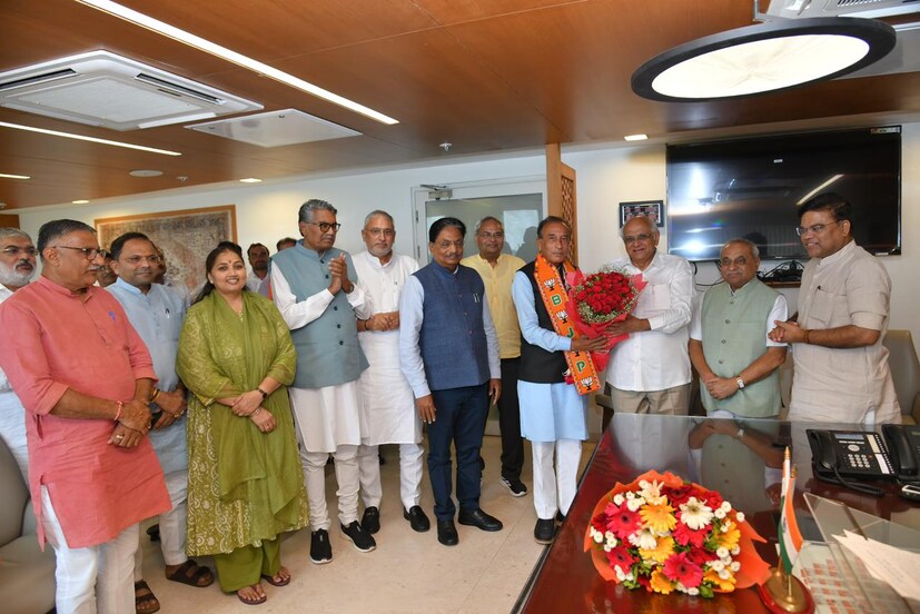  ગુજરાત વિધાનસભાના અધ્યક્ષ શંકરભાઈ ચૌધરીએ આજે વિધાનસભા ખાતે કડી વિધાનસભા મત વિસ્તારના નવનિયુકત ધારાસભ્ય રાજેન્દ્ર ચાવડાને ધારાસભ્ય તરીકેના શપથ ગ્રહણ કરાવ્યા હતા. આ વેળાએ મુખ્યમંત્રી ભૂપેન્દ્ર પટેલ સહિત મંત્રીમંડળના સભ્યોએ ચાવડાને શુભેચ્છાઓ પાઠવી હતી.