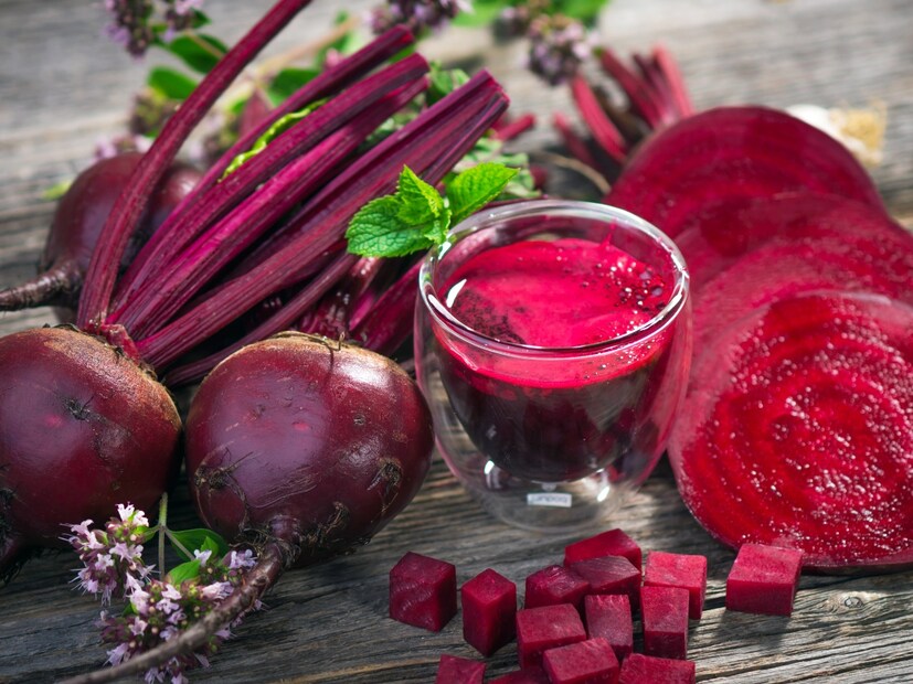 RAW VS BOILED BEETRoot Benefits: Most people like to drink beetroot juice, while many people eat as a beetroot salad. Raw beetroot is used in both items. Beatroot is a very nutritious vegetables, with good amounts of iron, fiber, folate, potassium, magnesium and antioxidants. Beatroot is considered very effective in removing anemia, controlling blood pressure, keeping digestion healthy and detoxing the liver. Beatroot also contains very powerful antioxidants, which protect the body from free radicals. Many people ask whether the beetroot should be eaten or boiled? If you are also confused, let's know the fact. RAW VS BOILED BEETRoot Benefits: Most people like to drink beetroot juice, while many people eat as a beetroot salad. Raw beetroot is used in both items. Beatroot is a very nutritious vegetables, with good amounts of iron, fiber, folate, potassium, magnesium and antioxidants. Beatroot is considered very effective in removing anemia, controlling blood pressure, keeping digestion healthy and detoxing the liver. Beatroot also contains very powerful antioxidants, which protect the body from free radicals. Many people ask whether the beetroot should be eaten or boiled? If you are also confused, let's know the fact.