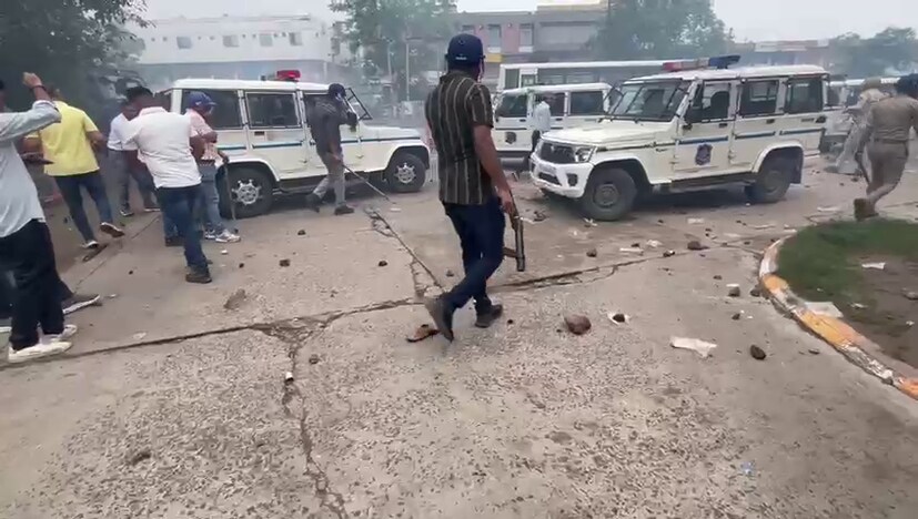  સાબરકાંઠા: સાબર ડેરી દ્વારા પશુપાલકોને ભાવ ફેર ઓછો ચૂકવવામાં આવતા મામલો બગડ્યો છે. પશુપાલકો સાબર ડેરી સામે દેખાવો કરવા પહોંચ્યા હતા. આ દરમિયાન પોલીસની ટુકડી આવી જતાં પોલીસ અને પશુપાલકો વચ્ચે અથડામણ સર્જાઈ હતી. પશુપાલકો દ્વારા પોલીસ ઉપર પથ્થરમારાની ઘટના પણ બની હતી. પશુપાલકો બેકાબૂ થતાં પોલીસ દ્વારા લાઠીચાર્જ કરી દેવામાં આવ્યો હતો. આ ઘટના સમયે સાબર ડેરીના ગેટને પણ નુકસાન પહોંચાડાયું હતું.