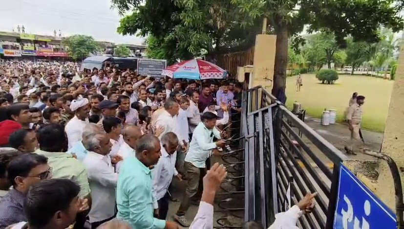  પશુપાલકોની સાથે ખેડૂતો પણ આ દેખાવોમાં જોડાયા હતા. ત્યારે 80 જેટલા પોલીસકર્મીઓના કાફલાએ સ્થિતિને સંભાળવા ત્યાં આવી પહોંચ્યા હતા. સાબર ડેરી સામે જ પશુપાલકોએ નારેબાજી શરૂ કરી હતી જેના લીધે સ્થિતિ વણસી હતી.