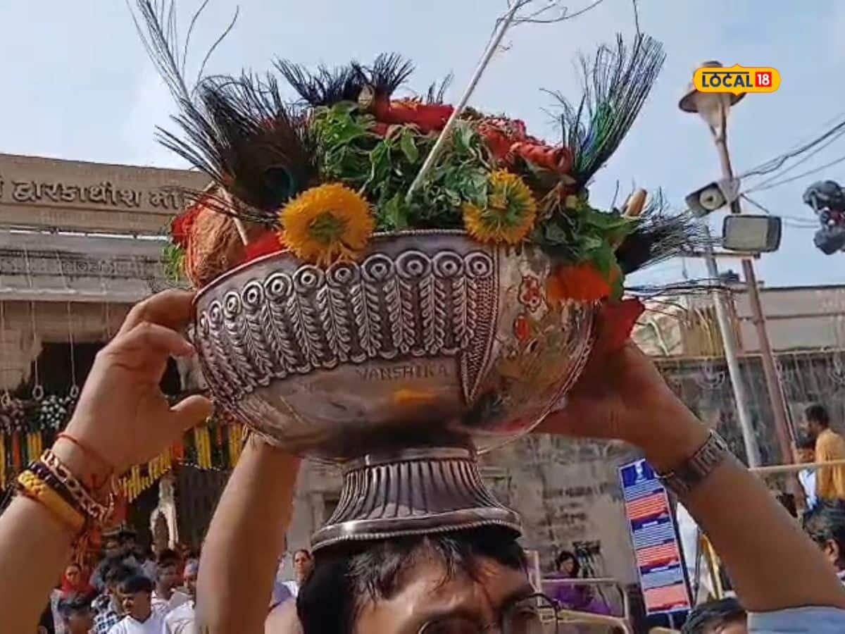 Janmashtami 2025 Sanghani family offers Dwarkadhish flag for 18th year resolution has been taken to hoist the flag for 100 years 