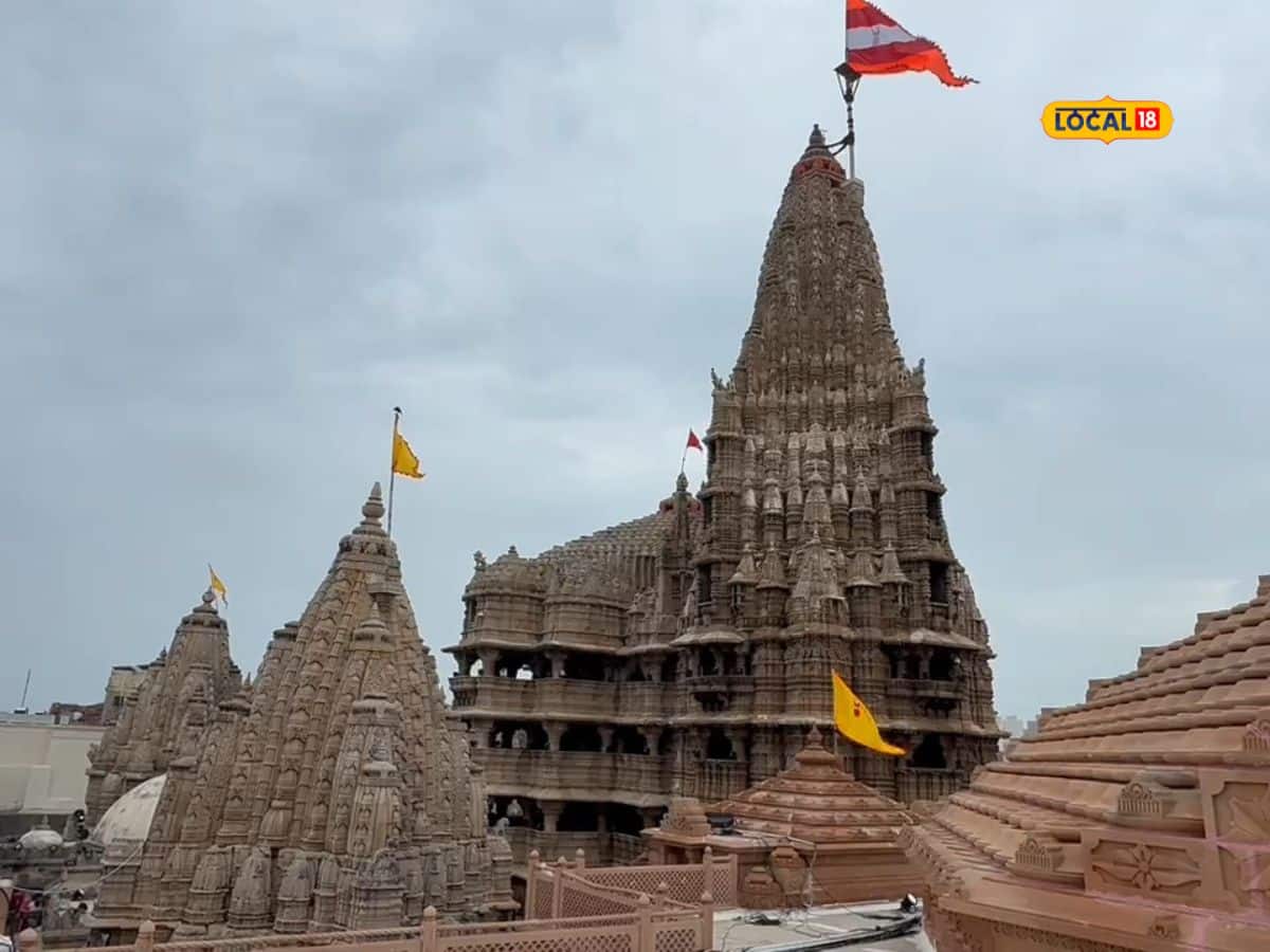 Janmashtami 2025 Sanghani family offers Dwarkadhish flag for 18th year resolution has been taken to hoist the flag for 100 years 