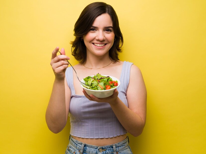  એક મોટી ગેરસમજ એ છે કે સ્વસ્થ ખોરાક માત્રાને ધ્યાનમાં લીધા વિના ખાઈ શકાય છે. આયુર્વેદ અનુસાર, કેટલાક ખોરાક ભારે હોય છે અને શરીરને પચાવવા માટે વધુ પ્રયત્નોની જરૂર પડે છે. સૂકા ફળો, ઘી, મધ, મગફળીના માખણ અથવા એવોકાડો પોષણથી ભરપૂર હોય છે, પરંતુ તેમાં કેલરી પણ વધુ હોય છે. વિજ્ઞાન એ પણ સૂચવે છે કે જરૂર કરતાં વધુ કેલરી લેવાથી શરીર વધારાની ઊર્જાને ચરબી તરીકે સંગ્રહ કરે છે, જેના કારણે વજન વધે છે.