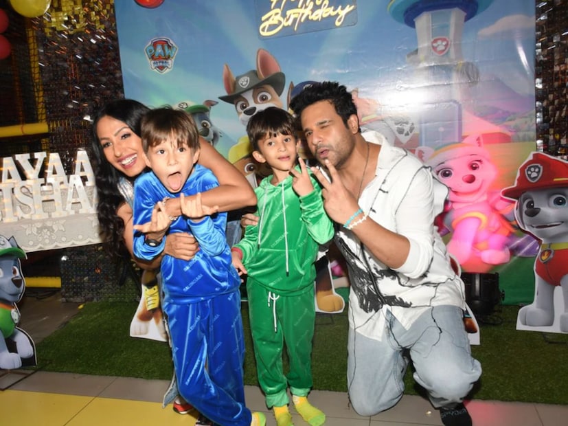 कश्मीरा और कृष्णा अभिषेक ने शादी के चार साल बाद 2017 में सरोगेसी के ज़रिए जुड़वां बच्चों को जन्म दिया। हालाँकि, कश्मीरा शाह की शादी कृष्णा अभिषेक से पहले हो चुकी थी और उनका तलाक हो चुका था।