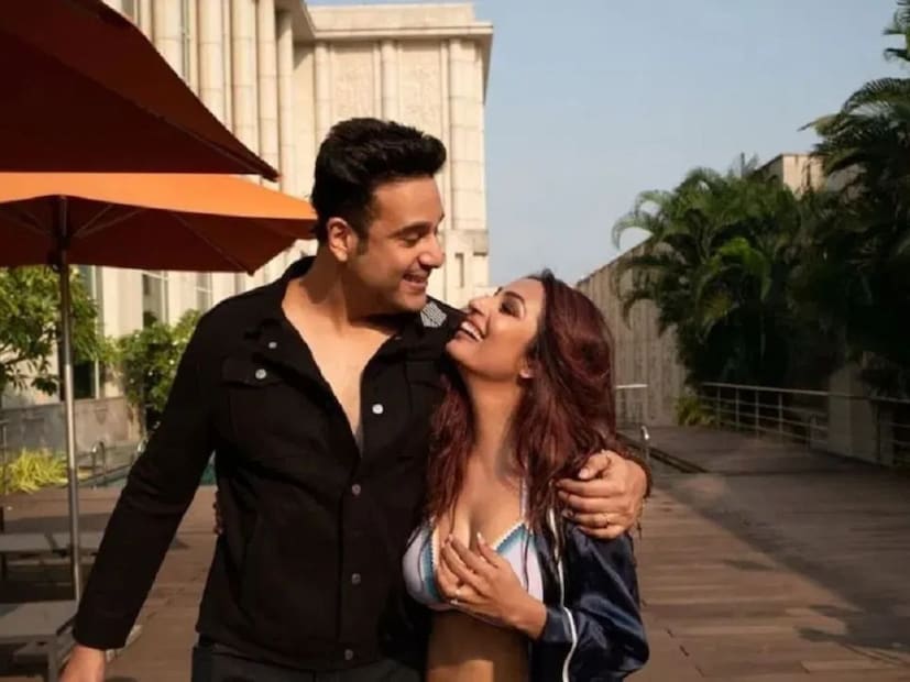 गौरतलब है कि कश्मीरा शाह और कृष्णा अभिषेक एक-दूसरे से बेहद प्यार करते हैं। जब भी दोनों सोशल मीडिया पर अपनी तस्वीरें शेयर करते हैं, तो उनकी तस्वीरें वायरल हो जाती हैं। साथ ही लोग उनके रिश्ते की तारीफ भी करते हैं।